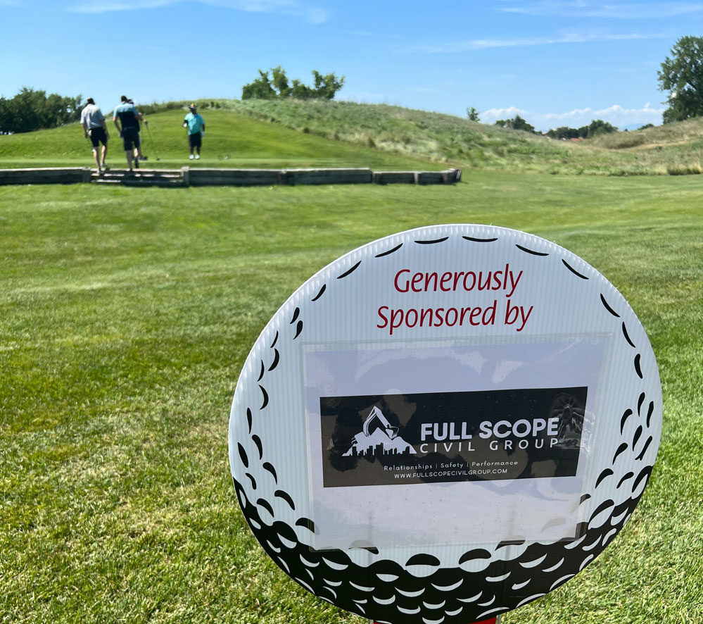 golf sign on golf course